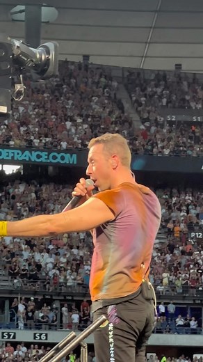 You know you make my world light up ❤️‍🔥 🎥 Baptiste Engrand #coldplay #chrismartin #coldplayconcert | Forum Coldplay