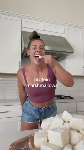 PROTEIN MARSHMALLOWS 🤯 best part? you can make any flavor you want!!!!👇🏼👇🏼 . . INGREDIENTS: - 2 cups milk (or juice) - 5 tbsp gelatin - 3 scoops whey concentrate (*dm me for recommendations!) - splash of vanilla - dusting of zero cal powdered sugar on top . INSTRUCTIONS: 1. sprinkle gelatin over milk and let sit for 5 min 2. heat milk mixture & mix until combined thoroughly 3. add to mixing bowl & let cool 4. add protein and vanilla 5. whisk until light & fluffy (10 or so min) 6. add to a p