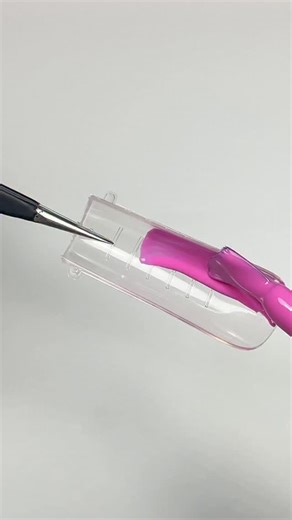 Semipermanente con Dual Form: ecco un trucchetto che ti farà risparmiare tantissimo tempo ✨ Inizia stendendo lo smalto nella dual senza passaggi extra secondo la lunghezza desiderata e polimerizza. Dopodiche applica un sottile strato di polygel, appoggia la dual sull’unghia con una leggera pressione e vai in lampada. Una leggera rifinitura alla forma dopo aver tolto la dual e la tua manicure è pronta! #MelissaProfessional #MelissaCosmetics #MelissaNails #DualForm #Gel #GelCostruttore #Ricostruzi