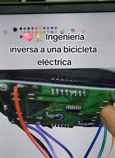 ¿Sabías que cada scooter eléctrico es diferente por dentro? Por eso a veces tenemos que hacer ingeniería inversa para repararlos. ⚡ Ingeniería inversa en scooters y bicicletas eléctricas En HD Scooters muchos vehículos eléctricos llegan sin diagramas eléctricos, sin manuales y con configuraciones totalmente diferentes. Cada modelo puede tener: 🔋 Voltajes de batería distintos ⚡ Controladoras con diferente amperaje 🔌 Arnés de cables diferentes 🧠 Sensores y conexiones distintas En este video mos