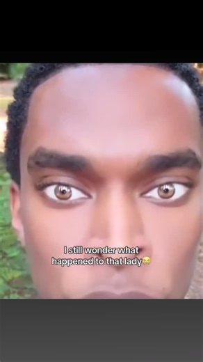 @the.reel.nigga on Instagram: "日本利用压电瓷砖将脚步转化为电能。这些瓷砖捕捉来自你脚步的动能。当你行走时，你的重量和动作会对瓷砖产生压力。瓷砖会轻微弯曲，从而产生机械应力。瓷砖内部的压电材料将这种应力转化为电能。每一步都会产生少量电荷，而数百万步结合在一起就能产生足够的电力来驱动 LED 灯、数字显示屏和传感器。在像涩谷车站这样繁忙的地方，每天大约有 240 万个脚步为这一系统作出贡献。这些电能可以被储存或立即使用，从而减少对传统电力来源的依赖，并支持可持续的城市基础设施。这种方法将日常运动转化为实用的可再生能源 #日本 #知识 #事实 #你知道吗 #推荐 #科技 #创新 #历史 #技术 #实验 #热门"