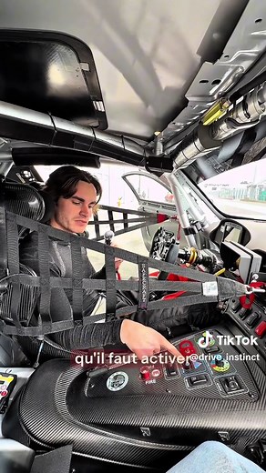 Démarrer une voiture de course Mercedes-AMG