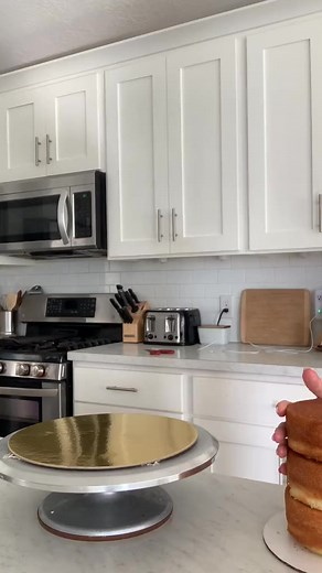 Part 1: my cake decorating process 🍰 #theblondewhobakes #cakedecorating #food #dessert #tiktokpartner #LearnOnTikTok #cake #Foodie #baking | Bryce Curry