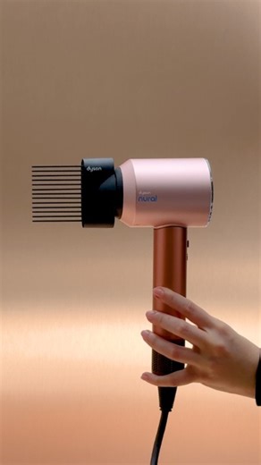 Dyson Czech Republic on Instagram: "Chcete být za hvězdu? ✨ Vysoušeč vlasů Dyson Supersonic Nural™️ v odstínu Amber silk má vše, co potřebují vaše vlasy, abyste je dokonale připravili na večírek. Přepínejte mezi nástavcem na jemné vysoušení, hřebenem se širokými zuby, stylingovým koncentrátorem a nástavcem Flyaway proti polétavým vlasům – pro dokonalý styling."