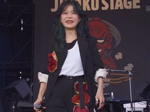 ダン Dan on Instagram: "59歳の中森明菜さん、4月のパフォーマンスとトーク 小室哲哉と #akinanakamori #中森明菜 #desire情熱 #jpop #jrock #idol"