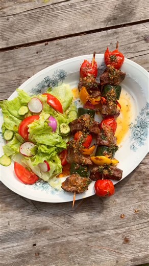 12K views · 34 reactions | L'été le barbecue c'est sacré 數 Essayez la recette favorite de brochettes au filet mignon de Martin Goyette! Une pièce de viande que tu pourras choisir parmi tant d'autres au comptoir boucher du IGA près de chez toi! Qui est prêt à enfiler son tablier de chef barbecue? | IGA, Vive la bouffe | Facebook