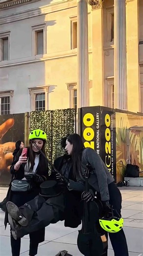 How I work with all my floating and levitating acts.#performer #art #livingstatue