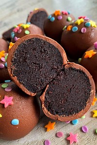Chocolate Fudge Cake Balls - Fitwaffle Kitchen