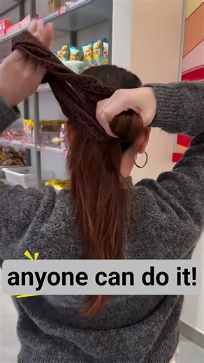 A slow-motion tutorial for making a bun hairstyle, super easy, anyone can do it!