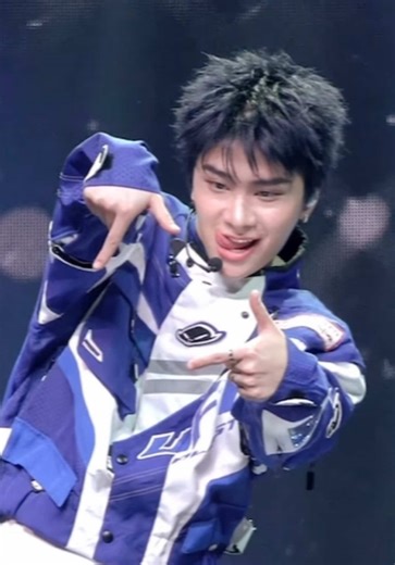 Thai Bus ‘So Blue’ Performance on M Countdown