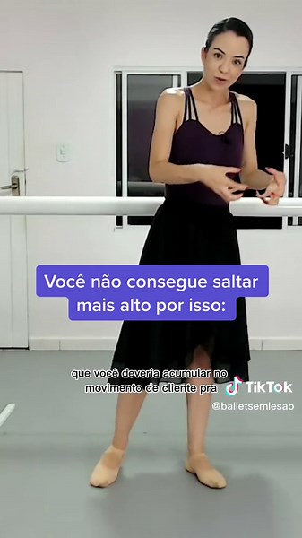 O plié é o segredo que faz os saltos ficarem mais altos e com a sensação de mais leveza. Afunde o plié, pressione os calcanhares e bons saltos 🔥Trecho da aula sobre plié dentro do curso Finalmente Bailarina. Link na bio ✨ #ballet #balletsemlesao #balletadulto #balletbrasil #balletemcasa #balletonline #bailarina #bailarinos #bailarinando #bailatinos #bailarinaadulta #bailarinaclassica #auladeballet #napontadopé #balletdepoisdos30 #dicasdeballet #sobailarinos #mundobailarinistico #fortalecimentop
