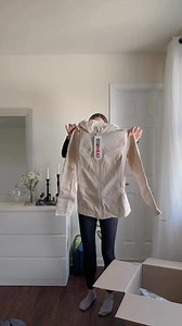 Looking cool and staying warm this winter are the only plans you’ll wanna keep in these freezing temps 😰 We’ve got you covered, literally, at the link in bio. | 32 Degrees