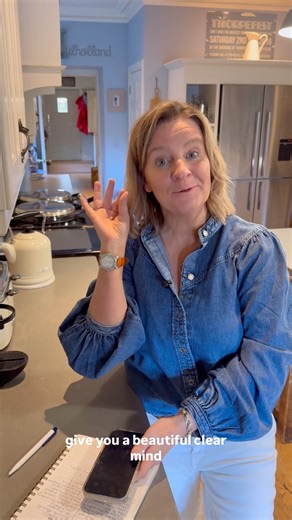 Top tip: brain dumping to minimise brain clutter! All this week i've been talking about the benefits of brain dumping, wherever you go bring a notepad or your phone and write down your thoughts/ to dos. Trying to remember everything is exhausting and creates so much brain clutter. Keep those lists going, i promise it will help! | The Batch Lady