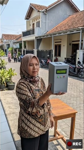 ☀️ Pernah ngerasa kulit perih, panas, atau belang padahal cuma sebentar di luar rumah? Banyak orang nggak sadar… ❗ Paparan sinar UV harian bisa merusak kulit secara perlahan tanpa terasa. 😬 Masalahnya: ❌ Kita jarang tahu seberapa kuat indeks UV hari ini ❌ Terlalu mengandalkan “cuaca kelihatan mendung” ❌ Paparan UV berlebih → risiko kulit terbakar & penuaan dini 💡 Solusinya: Monitor Indeks Sinar Ultraviolet (UV) Matahari Berbasis Sensor UVM-30A. Alat ini memantau indeks UV secara real-time, mem