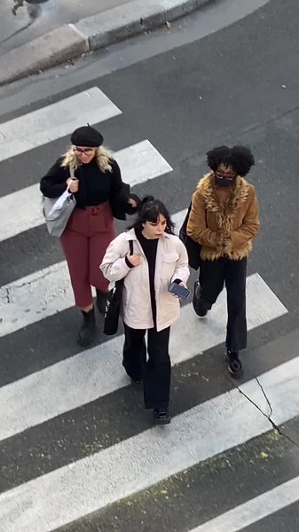 Now holding auditions for Parisian girl bands 🎶🎸🎤Tag your band mates & leave your band name in the comments 💬 #paris #stylespy #womensmonth #girlband #girlgroup #streetfashion #streetstyle #parisianstyle