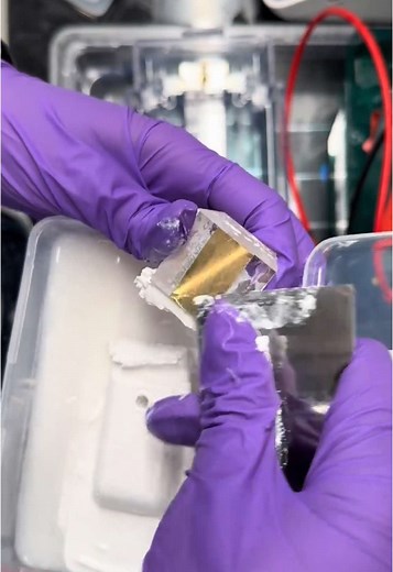 Replying to @Copy&Pasta trying isopropyl alcohol and acetone 😌#spr #science #lab #gold #fyp #acetone