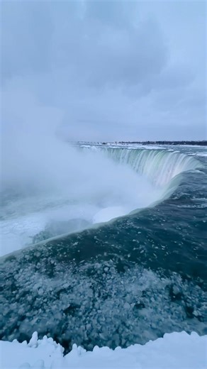 🇨🇦🌊❄️ Niespotykany widok w Kanadzie. Niagara częściowo zamarzła. Z powodu zamarznięcia powierzchni wody, zimnej mgły tworzą się ogromne kopce lodu, niekiedy o grubości ponad 12 metrów, a wzdłuż krawędzi tworzą się oszałamiające sople, podczas gdy woda nadal płynie pod lodową powierzchnią” – poinformowała ontaryjska agencja Niagara Parks w komunikacie prasowym.. Jest to - jak podkreślono - rzadkie zjawisko, pojawiające się tylko wtedy, gdy przez kilka kolejnych dni temperatury utrzymują się po