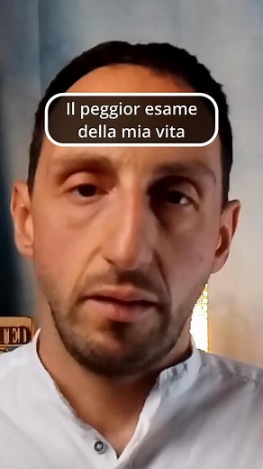 Oggi lavoro con i musicisti soprattutto grazie a questo episodio. Nel luglio 2019 ho affrontato l’esame peggiore della mia vita. “Peggiore” non nel senso che ho suonato male (ho preso 29 all’esame)… Ma nel senso che suonare è stata un’esperienza terribile. Non mi sono divertito per un solo secondo. E non vedevo l’ora che finisse. Da lì ho deciso che suonare doveva essere sempre così (infatti mi capitava la maggior parte delle volte)… Allora tanto vale smettere. Per fortuna, qualche mese dopo mi 