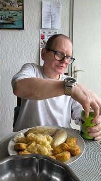 Homemade mashed endives cooked in butter and nuggets