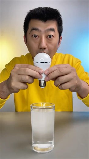 Can the emergency light bulb light up in water?