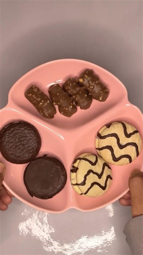 filling platter with sweets and chocolates🍫satisfying asmr
