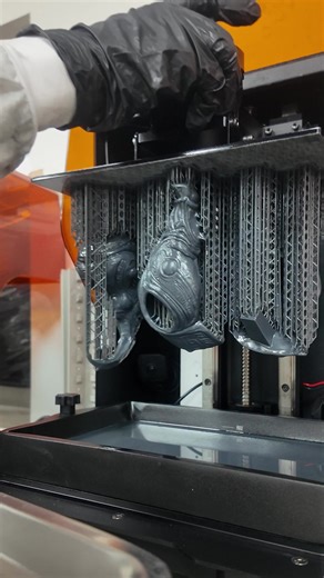 為專業而生，突破想像極限，普羅森Sonic Mighty Revo 16K 3D 列印機，將細節、效率與穩定性集於一身。 ✨ 16K 超銳利解析度 —— 精緻細節，表面平滑，免繁瑣打磨，即印即用 📏 224 × 127 × 235 mm 大尺寸列印空間 —— 同時容納更多作品 ⚙️ 智慧化功能 —— 自動調平、失敗檢測、遠端操控，專注於創作本身 🌿 乾淨順暢的列印體驗 —— 內建淨化與簡便保養 特別適合高精細模型、珠寶設計、工藝創作、專業工作室的列印應用 —— 讓你專注設計，不再浪費時間在繁複的後製打磨。 👉 開啟你的專業創作之旅 ​Model by @趣緻大模王 @手玩味模型 | Phrozen 3D Printer