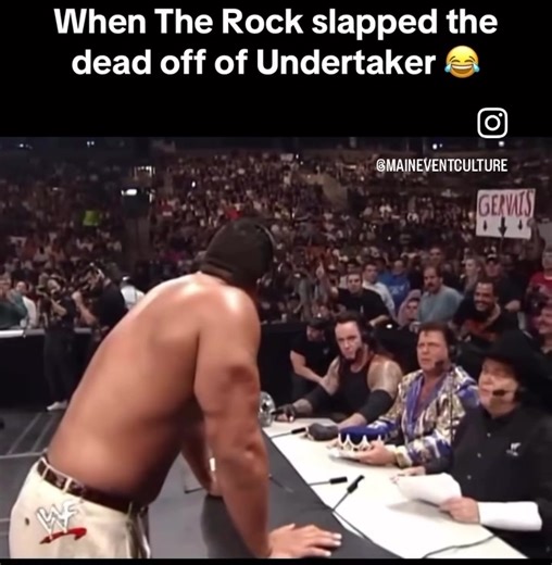 🤣💀🔥 “The Smack Heard Around the Deadman” — A Catchy & In-Depth Reminiscing Post From a Wrestling Fan Perspective If you were a wrestling fan born in 1990, you already KNOW there were moments that weren’t just legendary… they were downright comedic gold. And one of the funniest, most unexpected, laugh-out-loud segments in Attitude Era history was the night The Undertaker joined commentary during a Rock vs. Big Show match… …and The Rock slapped the DEAD off The Undertaker like he owed him lunch
