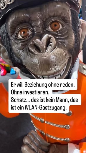 Bambi: „Also ernsthaft… er will Beziehung ohne reden…“ 😶 Psycho: „Jep. Ein Mann auf Flugmodus – dauerhaft.“ ✈️📵 Mr. Unmännlich: „Ich bin nur… still.“ 😌 Psycho: „Still? Bruder, du bist nicht still. Du bist offline. Und zwar seit Beginn der Ice Age.“ 🧊🦣 Bambi: „Und er investiert nix…“ 🥺 Psycho: „Klar. Er ist wie ein Bankkonto ohne Geld: immer aktiv, aber absolut nutzlos.“ 💳🚫 Mr. Unmännlich: „Ich finde, man sollte eine Beziehung fühlen, nicht… reden.“ Psycho: „Aha. Fühlen? Du fühlst nur, we