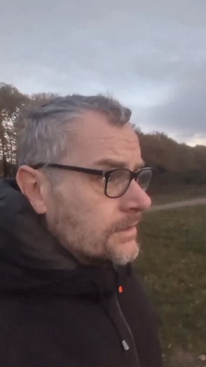 3K views · 151 reactions | Extra oudejaars! Op 23 december in de Leidse Lente. Tickets via link in bio. Edit: in deze video zeg ik dat ik op 19 dec in Leiden speel. Dit moet 16 zijn. De 19e doe ik hem in Aalsmeer | Rogier Kahlmann | Facebook