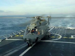 Appontage d'un hélicoptère NH90 la fregate Aconit