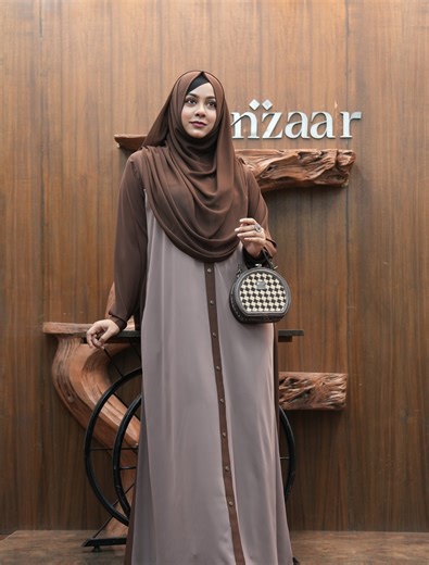 Anzaar Lifestyle on Instagram: "Abaya Tahziba’26 — crafted from original cherry fabric for a premium, graceful feel. Designed for modern modest women, it blends comfort with premiumness. Perfect for casual days, office hours, and effortless travel, this abaya offers a refined look, soft drape, and timeless style you can wear all day with confidence. Color: Coffee with Mauve ________________ Size Chart 52/42 54/44 56/46 Size Customization Available with condition* _________________ Online order p