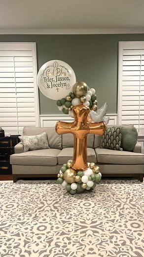 Beautiful colors to celebrate a First Holy Communion 🥖 🍷 The best part of this job is getting to be a part of these special celebrations and milestones 🤍 . . . . . . . #firstholycommunion #communionballoons #ballooncross #crossballoon #balloondecor #balloondecorations #balloons #ballooncolumn #balloonstructure #balloonbouquet #montcopa #buckscounty #balloonsbyvictoria | Balloons by Victoria