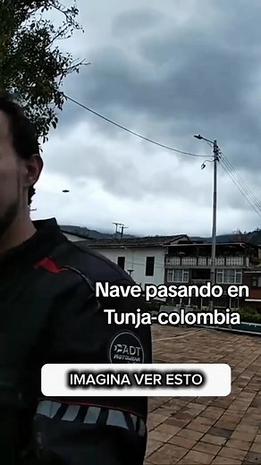 524K views · 12K reactions | Este hombre captó sin querer un OVNI detrás de el  #ovni #alien #alienigenas #extraterrestres #teoriasconspirativas | Aliens y Conspiración | Facebook