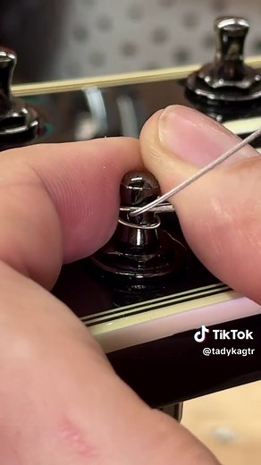 Guitar Stringing 101: Fast Wrap Method for Beginners