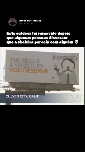 Artur Fernandes | Marketing & Negócios on Instagram: "A chaleira “Bells & Whistles” da JCPenney era um produto de cozinha em aço inoxidável, projetado pelo renomado arquiteto e designer Michael Graves, conhecido por sua abordagem minimalista, porém divertida, aplicada a objetos do dia a dia. Lançada como parte da linha para casa da JCPenney, a chaleira apresentava uma alça curva, um bico pequeno e um botão simples na tampa, pensados para combinar funcionalidade com uma estética moderna. Em sua e