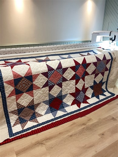 My first quilt on the long arm done! After lots of practice on smaller pieces I felt confident enough to put one of my own tops on the machine. The feeling at the end rolling out the quilt was like no other 🥹❤️ | Golden Quiltworks