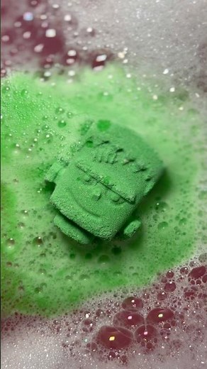 Frankenstein’s Monster bath bomb | Lush Cosmetics 💚🩷