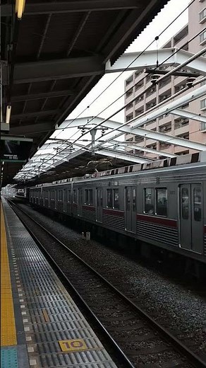 ふじみ野駅を通過する東武9000系のF快急