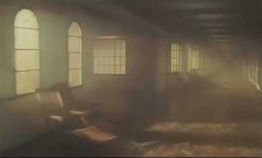 En la escena final de “Titanic”, cuando Rose se reúne con Jack en el más allá, la hora del reloj es la hora exacta en que se hundió el Titanic. Rose también murió en alma en la noche que murió Jack y ahora se está reuniendo con él en cuerpo también. La emotividad de la escena es imposible de asumir sin llorar.