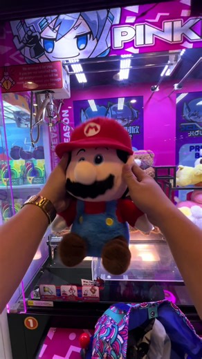 Hahahahahahaha tamang kulitan lang sa mga crew minsan para alam nila feeling ng machine na walang kapit 🤣 #clawmachine #mario #clawmachinewin #tipsandtricks #arcade