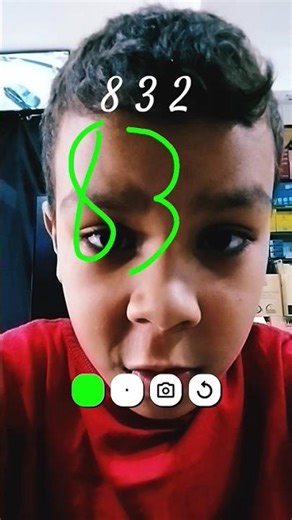 8 3 2 A idade 8 anos As camas SãO3Os banheiros sãO2.