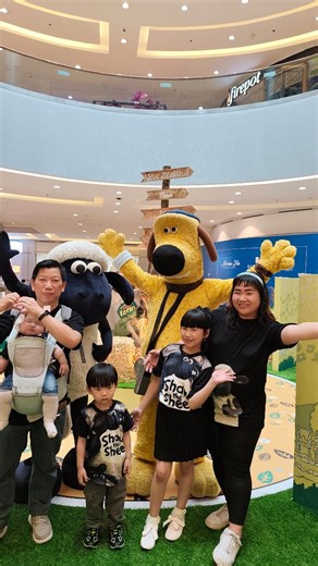 Foodies•Beauty•Lifestyle on Instagram: "Libur sekolah ketemu sama Shaun the Sheep and friends yuk di Shaun The Sheep Farmyard Summer Holiday @hublifejakarta Karena eventnya cuma sampai tanggal 20 Juli aja cus deh ajak sikecil dan keluarga kita.. ✅meet and greet Shaun and friends 5,6,12,13 Juli ✅photo Competition di instalasi Shaun the Sheep Farmyard Summer Holiday yang berhadiahkan exclusive official merchandise Shaun The Sheep dan asri living e-voucher up to Rp 150.000,- ✅kids activities di GF 