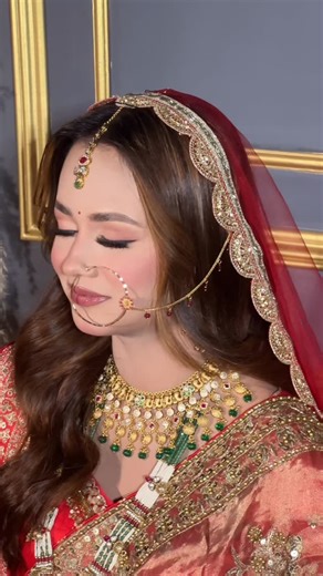 𝑽𝒂𝒏𝒊𝒕𝒚-𝑴𝒂𝒌𝒆𝒐𝒗𝒆𝒓 & 𝑺𝒂𝒍𝒐𝒏 on Instagram: "Sometimes eye contact feels like magic🪄"