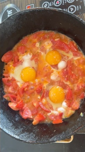 Quick & Easy Breakfast with Eggs and Tomatoes 🍳🍅