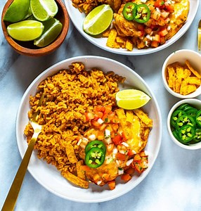 This Tequila Lime Chicken is similar to Applebee's Fiesta Lime Chicken. It's a tasty Tex Mex dinner idea that doubles as your weekly meal prep for easy lunches! •477 calories/8 freestyle points per serving! • PRINT RECIPE>>>https://thegirlonbloor.com/tequila-lime-chicken-applebees-copycat/ | The Girl on Bloor - Healthy, easy recipes for busy people
