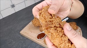8.1K views · 125 reactions | Tenders et wings façon KFC maison croustillant à l’extérieur et moelleux à l’intérieur ! Appréciés pour leur panure et leur assaisonnement si particuliers, c'est le mélange des épices qui est la clé du succès de cette recette bien savoureux et parfumé ! | La cuisine de Hayat | Facebook
