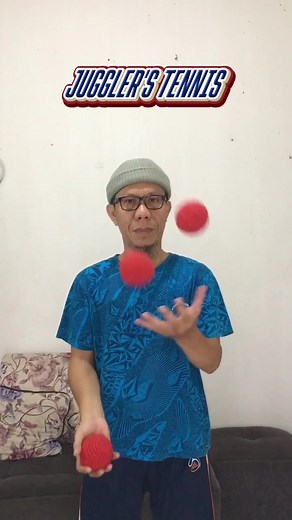 The Juggler's Tennis trick is typically the second one jugglers learn after mastering the Three Ball Cascade. It's only slightly more difficult and is named for the single ball that travels back and forth over the others, much like a ball in a tennis match. #ayojuggling #libraryofjuggling #juggling #juggler #juggle