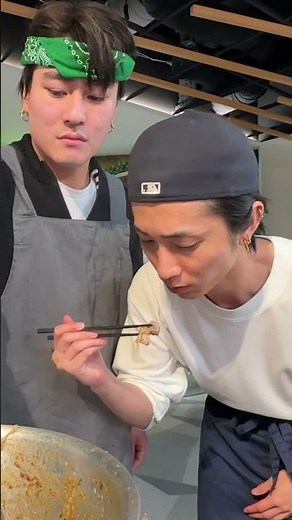 SixTONES (w/English Subtitles!) [Ultimate ramen!]🍜 Simmering pork bones makes for the best bowl