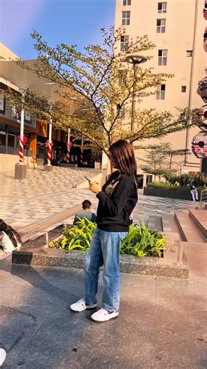 R b b S on Instagram: "Random experiment _ @suw1luv._ Pretty, bold, and unforgettable"