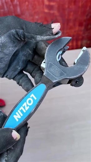 Compact Pipe Cutter for Small Spaces